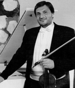 Der Geigenlehrer der Musikschule Emotio, Herr Achsheyev